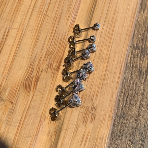 #13 4 pairs of brilliant white Moissanite - Picture 3 of 7